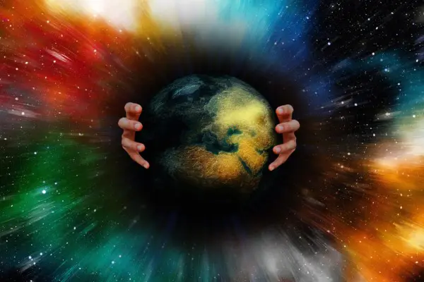 一雙手捧著地球和掌管所有宇宙